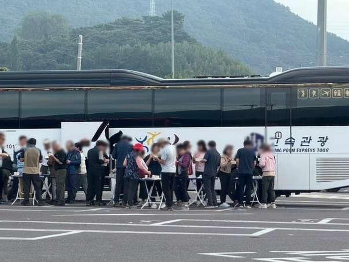 “우리나라 맞나”... 고속도로 휴게소 주차장에 테이블 놓더니 ‘술판’ 벌인 관광객들