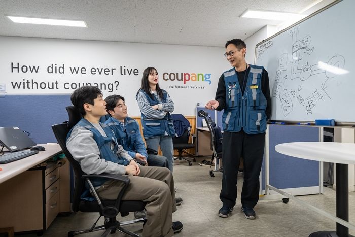 쿠팡, AI·로봇 자동화 인력 1년 사이 50% 늘었다... 최첨단 혁신기지로 변신 중인 풀필먼트센터