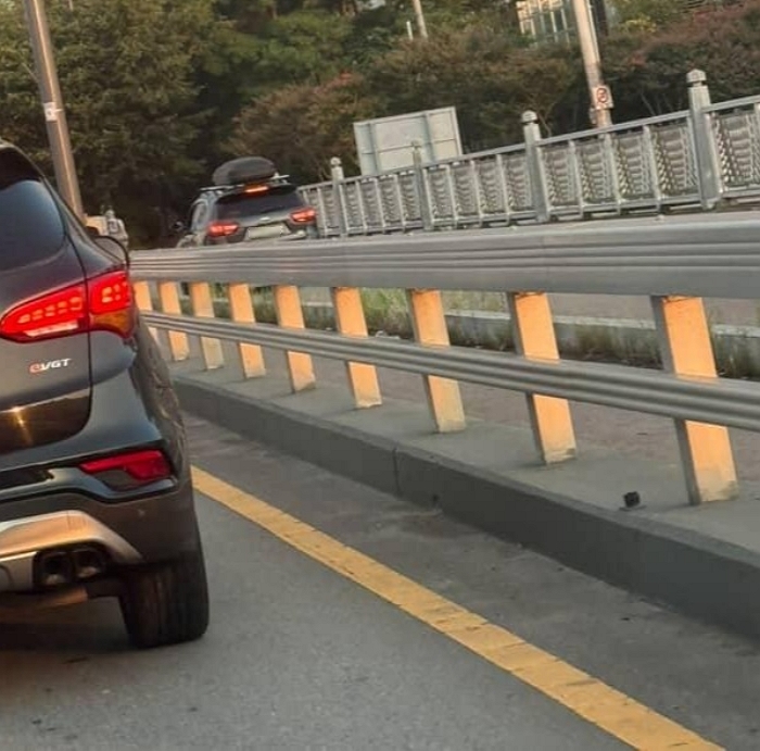 퇴근길 차 밀리자 인도 달린 SUV…경찰, 과태료 부과https---n.news.naver.com-mnews-article-025-0003471086sid=1022일 전 인.jpg