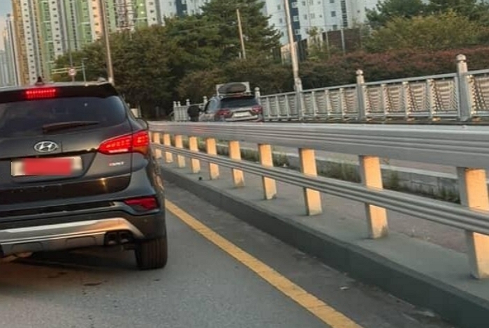 퇴근길 차 밀리자 인도 달린 SUV…경찰, 과태료 부과https---n.news.naver.com-mnews-article-025-0003471086sid=1022일 전 인 (1).jpg