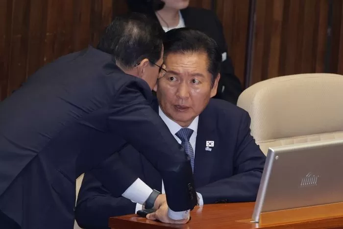 정청래 더불어민주당 대표가 15일 오후 서울 여의도 국회에서 열린 제429회국회(정기회) 제5차 본회의 정치에 관한 질문에서 의원들과 대화하고 있다. 2025.9.15/뉴스1