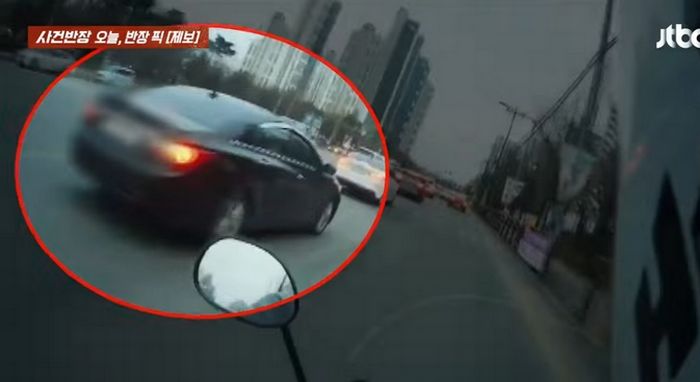 차선 두 번 바꾸다 사고 났는데 책임 회피하는 운전자... 라이더에 “혼자 넘어진 거 아니냐” (영상)