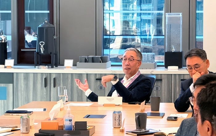 사진1.박지원 두산그룹 부회장(사진 가운데)이 현지시각으로 22일, 미국 시애틀 아마존 본사를 방문해 AI 기반 경영혁신 사례에 대한 질문을 하고 있다..jpg