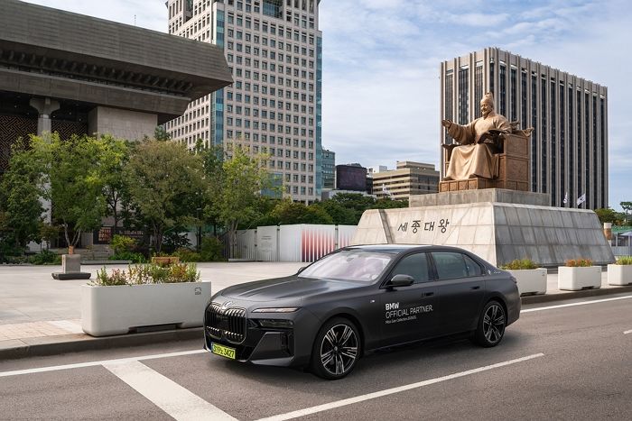 “패션과 럭셔리카의 만남”.... BMW 코리아, 미스지콜렉션 패션쇼 공식 파트너로 의전차 지원