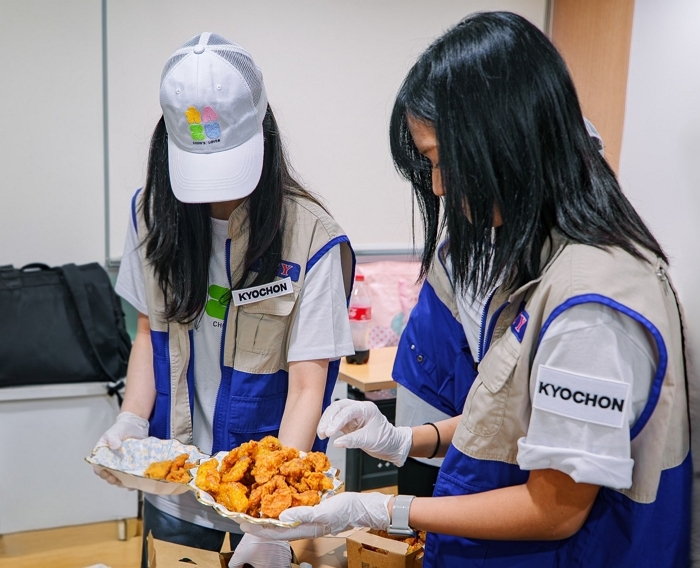 교촌치킨, 치매 극복의 날 맞아 어르신들과 함께한 특별한 나눔