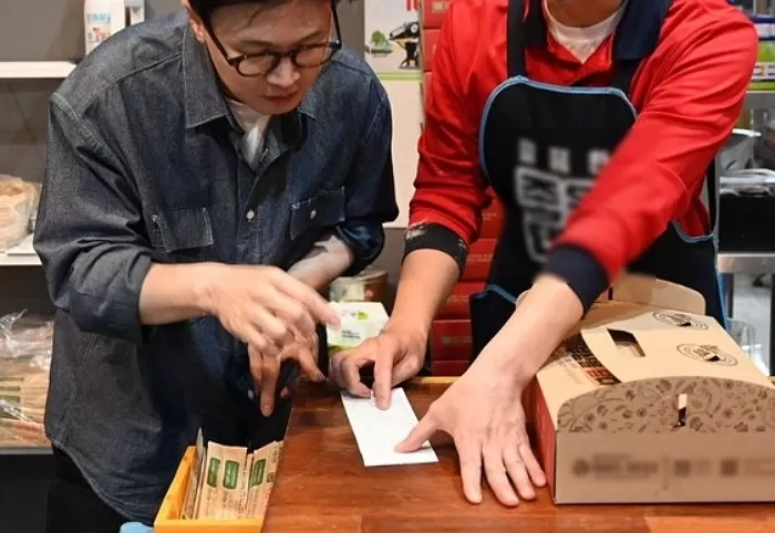 치킨 배달라이더로 변신한 한동훈, “고객들이 얼굴 못 알아보냐?” 묻자...