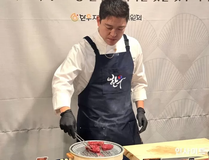 김호윤 셰프가 그릴링 시범을 보이고 있다. / 사진=인사이트