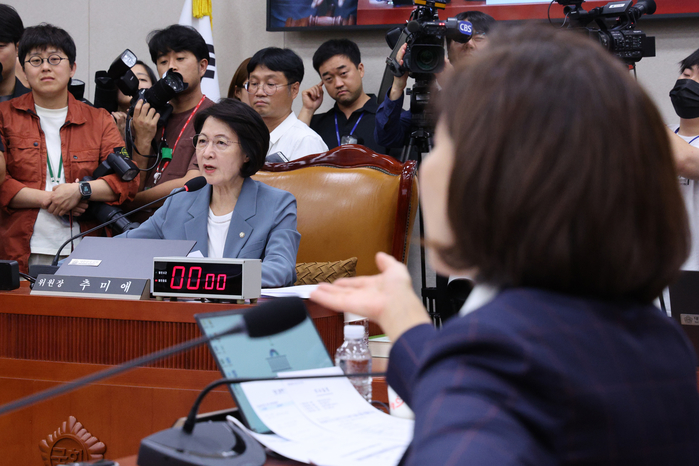 추미애 국회 법제사법위원장과 나경원 국민의힘 의원이 24일 서울 여의도 국회에서 열린 법제사법위원회 전체회의에서 언쟁을 벌이고 있다 / 뉴스1