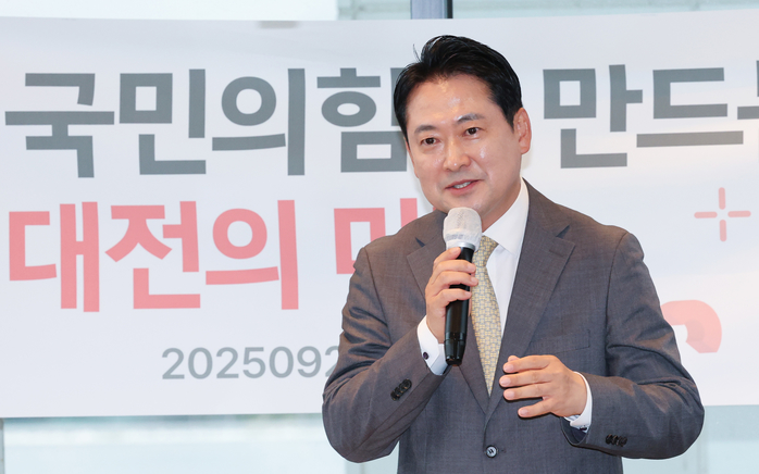 장동혁 국민의힘 대표가 24일 대전 유성구 한 카페에서 열린 대전 청년과 간담회에서 발언하고 있다 / 뉴스1