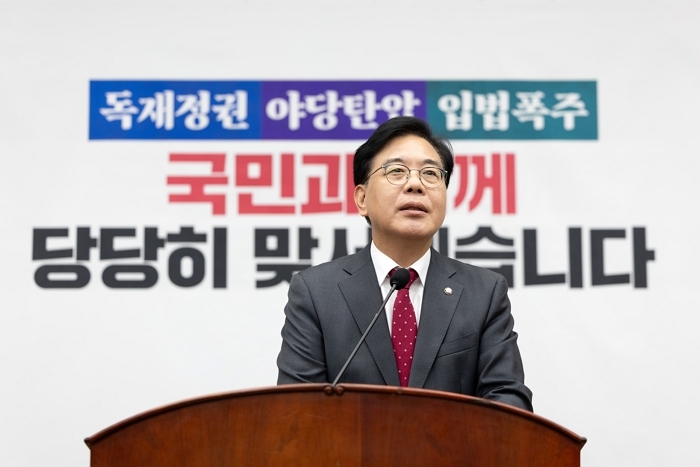송언석 국민의힘 원내대표가 24일 서울 여의도 국회에서 열린 의원총회에 참석해 모두발언하고 있다 / 뉴스1