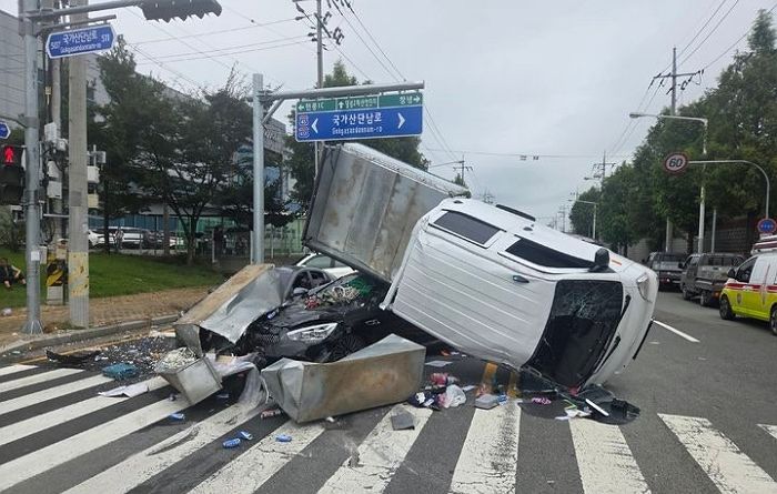대구 달성군 교차로서 4중 충돌 사고... 운전자 포함 4명 부상
