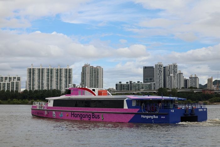 서울시, 다둥이 가족 50팀에 ‘불꽃축제’ 1열 관람하는 한강버스 태워준다