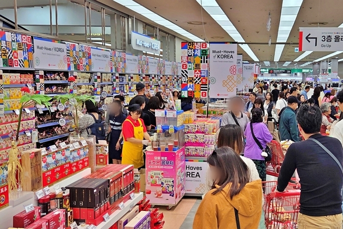 2. 롯데마트 제타플렉스 서울역점 외국인 전용 행사 매대 전경.jpg