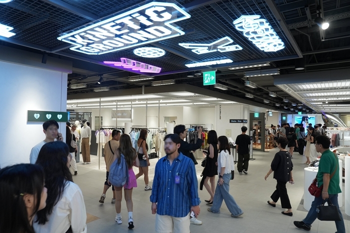 3. [롯데백화점] 서울시 중구 소공동에 위치한 본점 9층 키네틱 그라운드에 고객이 방문해 구경하고 있다.JPG