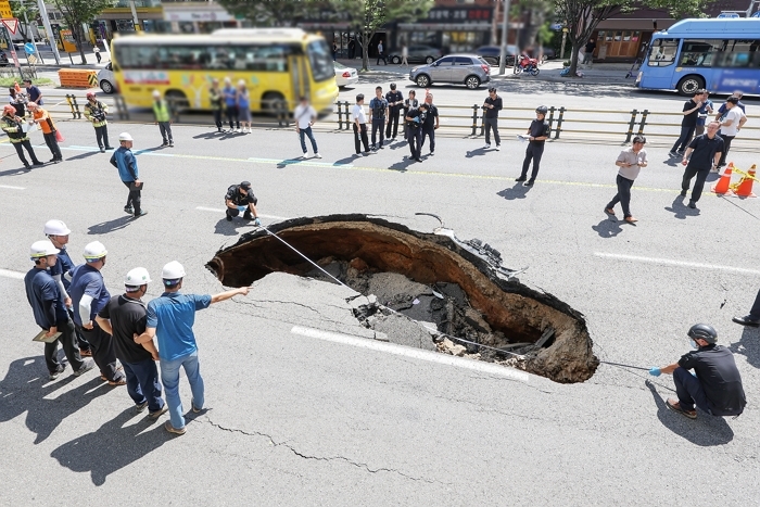 origin_도심도로한복판에발생한대형싱크홀.jpg