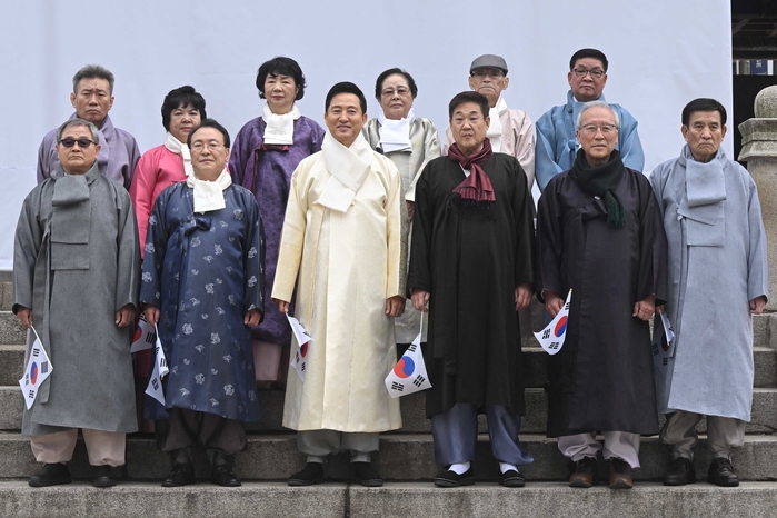 오세훈 서울시장과 독립유공자 후손들이 지난 3월 1일 서울 종로구 보신각에서 열린 제106주년 3·1절 기념 타종행사에서 기념촬영을 하고 있는 모습. 2025.3.1/뉴스1