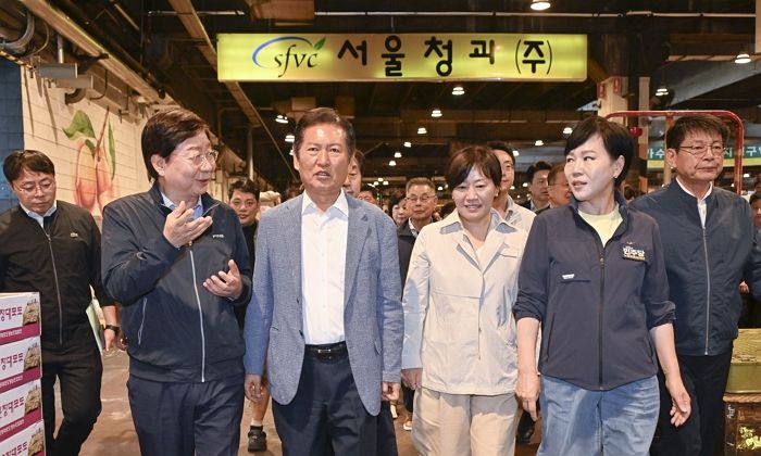 가락시장 찾은 정청래 “내란 스트레스, 소비쿠폰이 위로된 것 같아 자부심 느껴”