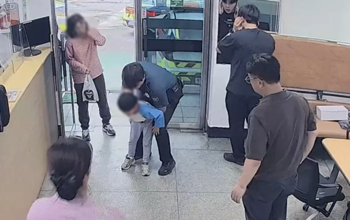 ▲ 지난 23일 오후 5시 26분쯤 후평지구대 소속 김성준 경장이 목에 사탕이 걸린 5세 아이를 안고 하임리히법 응급처치를 하고 있다. 당시 CCTV 영상의 캡처 사진. 춘천...