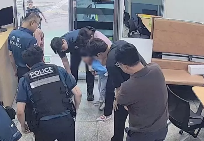 ▲ 지난 23일 오후 5시 26분쯤 후평지구대 소속 김성준 경장과 이혜정 경감이 목에 사탕이 걸린 5세 아이를 안고 하임리히법 응급처치를 하고 있다. 당시 CCTV 영상의 캡...