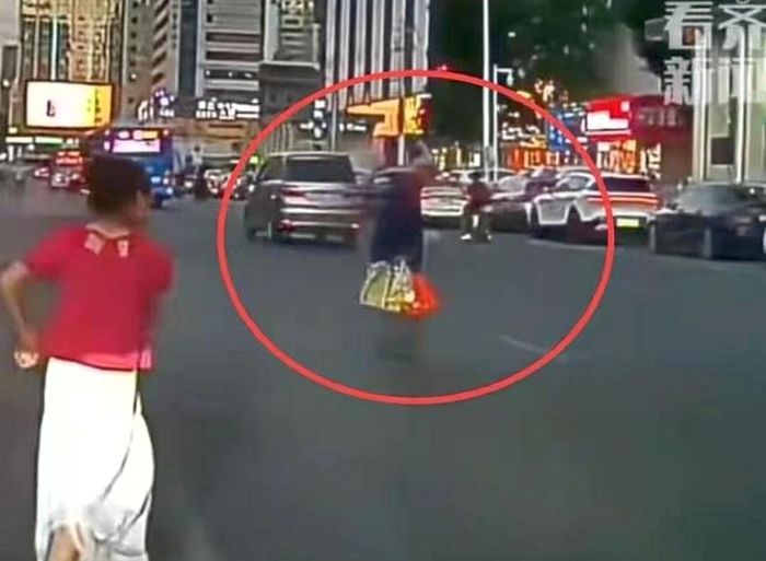 위태롭게 도로 건너는 노인 도와줬다가 봉변 당한 여성... “주먹에 맞아 안경까지 날아가” (영상)