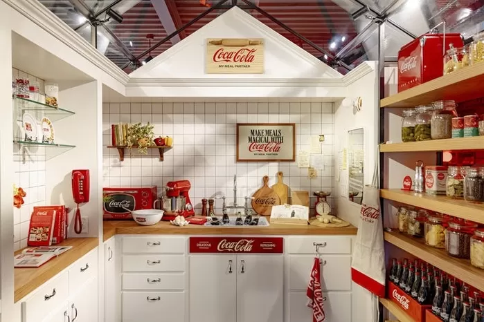 “맛있는 음식 있는 곳엔 언제나 코카-콜라” MZ 성지 떴다