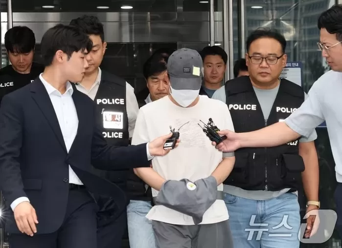 본문 이미지 - 16일 오후 경기 용인시 처인구 용인동부경찰서에서 살인 및 사체유기 혐의를 받고 있는 A 씨가 구속 전 피의자 심문(영장실질심사)를 받기 위해 ...
