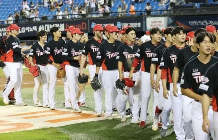 “디펜딩 챔피언의 굴욕”... ‘통합우승’에서 8위로 추락한 기아, ‘가을야구 좌절’
