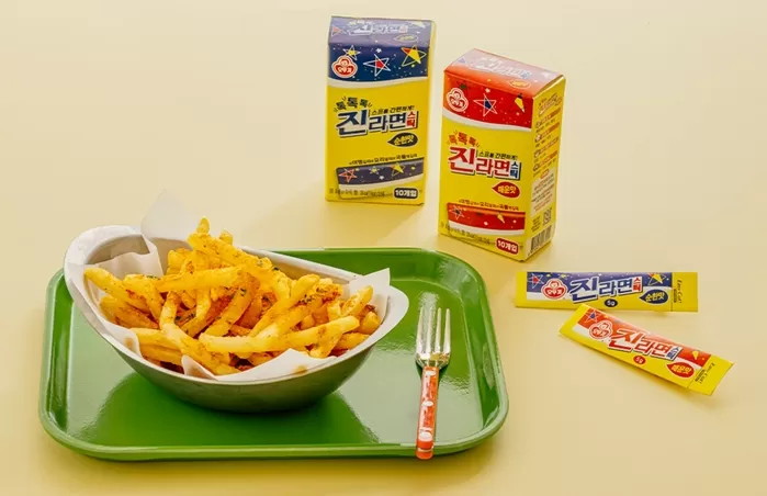 어디든 뿌리기만 하면 맛있어지는 ‘마법의 가루’... 오뚜기 ‘진라면 스틱’ 결국 나왔다