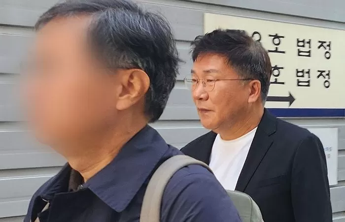 선우은숙의 친언니를 강제 추행한 혐의로 재판에 넘겨진 방송인 유영재가 12일 경기 성남시 수정구 수원지방법원 성남지원에서 열린 첫 재판 후 법정 밖으로 나오고 있다. / 뉴스1