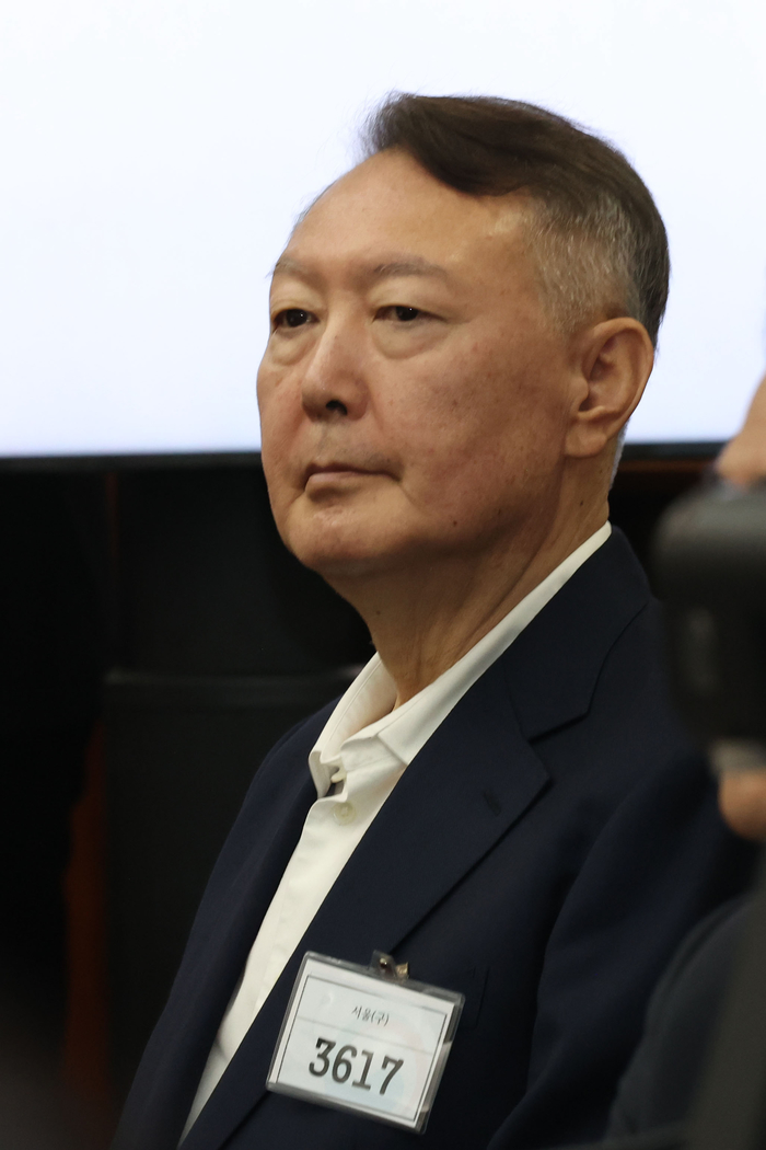 origin_굳은표정으로법정자리한윤석열전대통령.jpg