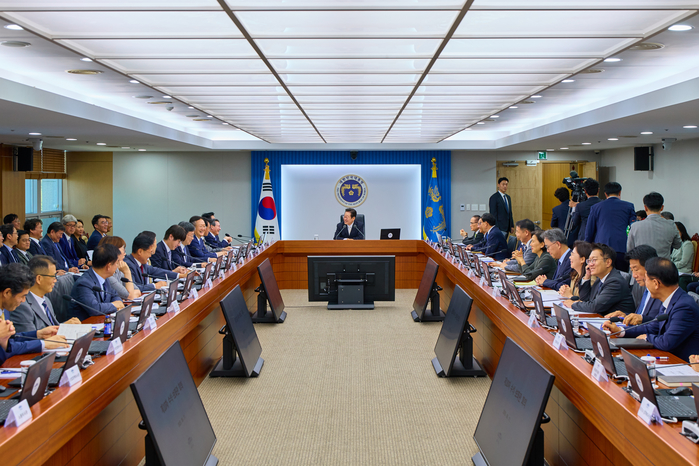 이재명 대통령이 11일 서울 용산 대통령실 청사에서 열린 수석·보좌관 회의에서 발언하고 있다 / 대통령실