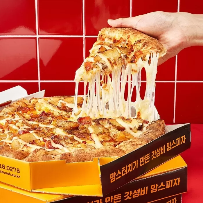 맘스터치가 낳은 ‘맘스피자’, 1년 만에 폭풍성장... 햄버거+ 치킨+피자 다 먹을 수 있게 했더니