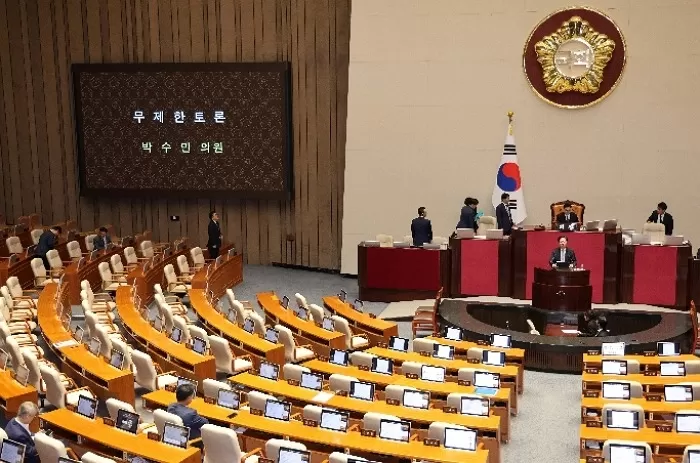 박수민 국민의힘 의원이 25일 서울 여의도 국회에서 열린 제 429회 국회(정기회) 제9차 본회의에서 정부조직법 일부개정법률안(대안)에 대한 무제한 토론(필리버스터)을 하고 있는 모습 / 뉴스1