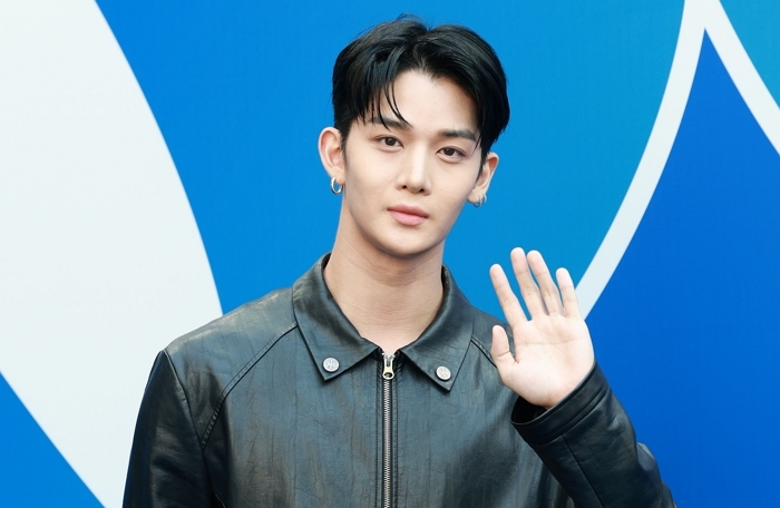 origin_배진영빛나는손인사.jpg