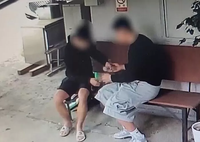 범행 후 훔친 돈을 나누는 A 군과 B 군. 대전경찰청