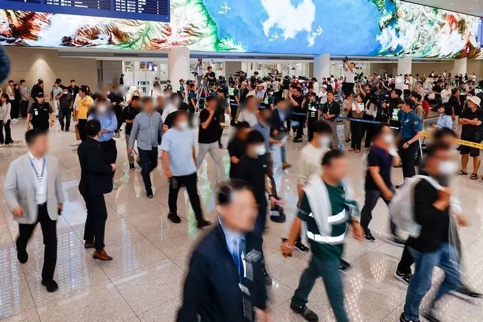 미국 이민 당국에 체포·구금됐다가 석방된 한국인 근로자들이 12일 인천국제공항 제2여객터미널을 통해 귀국하고 있다. 풀려난 한국인들은 지난 4일 미국 조지아주 엘러벨의 현대차그룹-LG에너지솔루션 배터리 합작공장 건설 현장에서 체포·구금된 지 8일 만에 고국 땅을 밟게 됐다. (공동취재) 2025.9.12 / 뉴스1