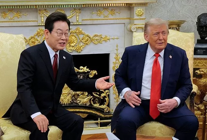 도널드 트럼프 미국 대통령(오른쪽)과 이재명 대통령이 2025년 8월 25일 워싱턴 D.C. 백악관 오벌 오피스에서 회동하기 전 기자들과 이야기를 나누고 있다. / GettyimagesKorea