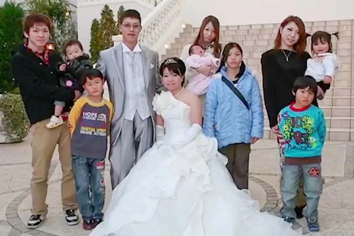 27살에 손주 넷 딸린 할아버지 된 청년... 월급 235만원으로 11명 생계 책임져