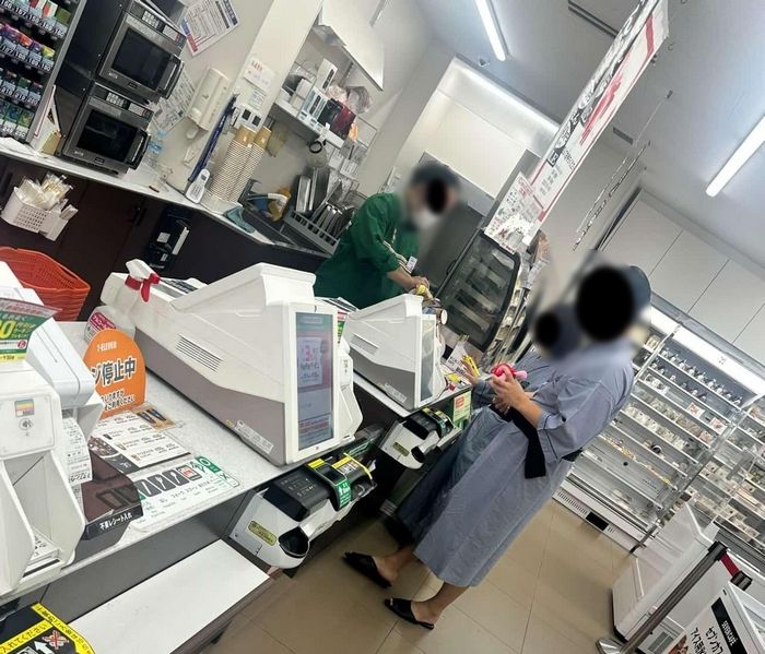 일본 오사카 편의점에 ‘호텔 가운 차림’으로 나타난 한국인 커플