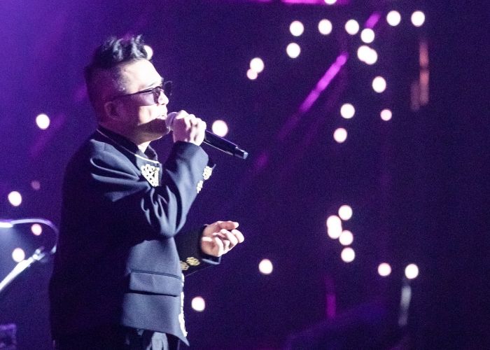 ‘성폭행 논란’ 휘말려 활동 중단했던 김건모, 6년 만에 눈물의 복귀