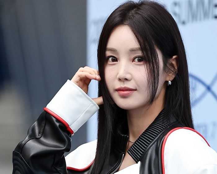 노숙인들 찾아가 노래로 위로 건넨 ‘여가수’... 감동 받은 관객들은 ‘눈물’