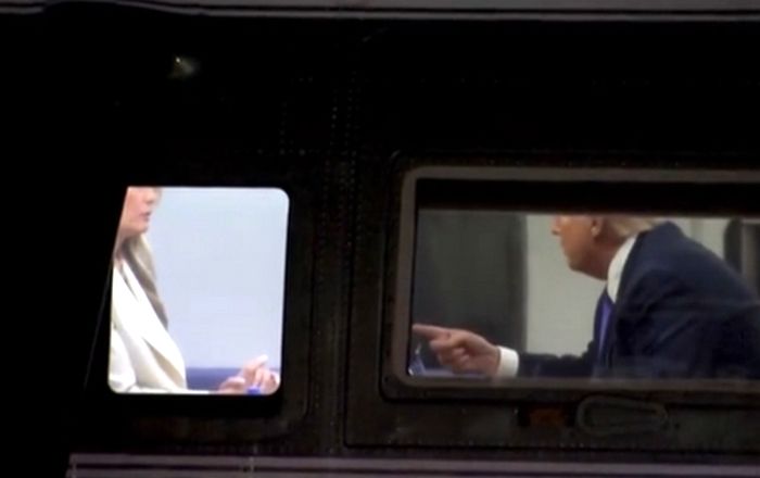 멜라니아에 ‘삿대질’까지 하는 트럼프... 대통령 전용 헬기서 말다툼? (영상)