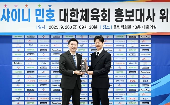 샤이니 민호 대한체육회 홍보대사 위촉식. 왼쪽은 유승민 체육회장
