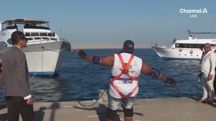 치아 힘으로 ‘700t 선박’ 끌어 신기록 세운 190cm 괴력남의 비결