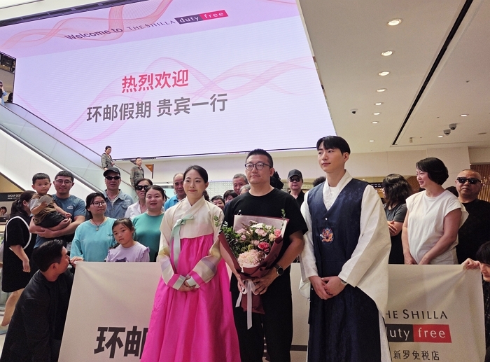 중국 단체 관광객 무비자 첫 입국... 신라면세점, 꽃다발·골드패스로 환영