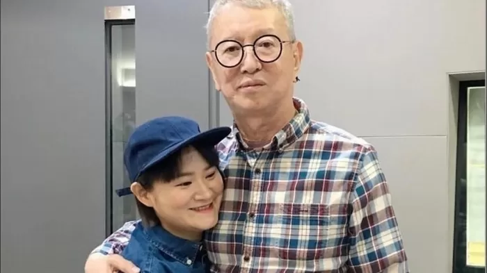 개그우먼 김신영이 스승 고(故) 전유성의 품에 안겨 있는 모습./인스타그램