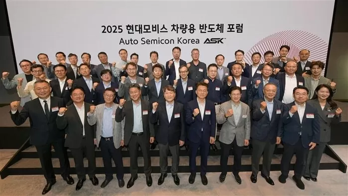 현대모비스 반도체 포럼행사. 사진 앞줄 왼쪽 3번째부터 LX세미콘 이윤태 대표이사, 삼성전자 한진만 사장, 현대모비스 이규석 사장, 산업통상자원부 박태현 과장, 케이던스디자인...