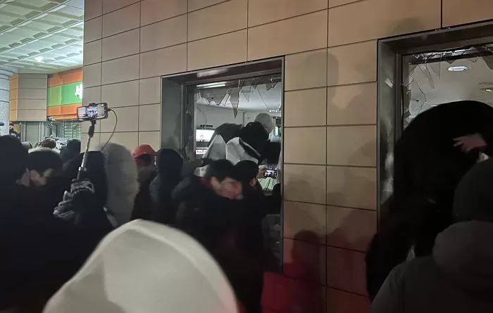 지난달 19일 새벽 윤석열 대통령에 대한 구속영장이 발부되자 서울 서부지법에 지지자들이 진입해 난동을 부리고 있다. / 뉴스1