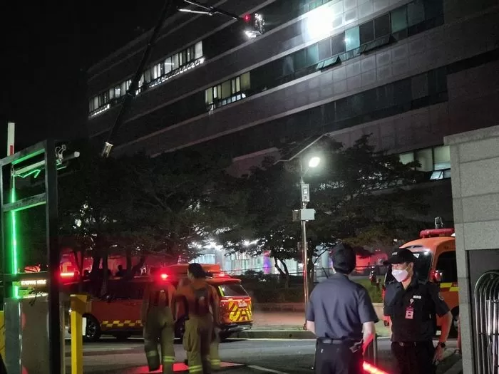 26일 오후 8시20분께 대전 유성구 국가정보자원관리원에서 불이 나 소방당국이 진화 작업을 하고 있다. 불은 5층 전산실 리튬이온 배터리에서 발생한 것으로 추정된다. 정부 전산자원을 통합 관리하는 국가정보자원관리원(국정자원) 화재로 정부 온라인 서비스 70개가 마비됐다. 2025.9.27 / 뉴스1