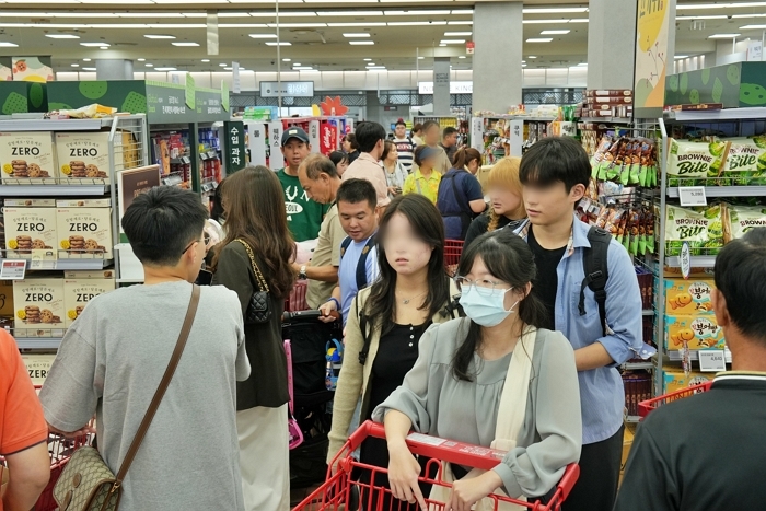 2. 롯데마트 제타플렉스 서울역점 외국인 쇼핑 모습.jpg